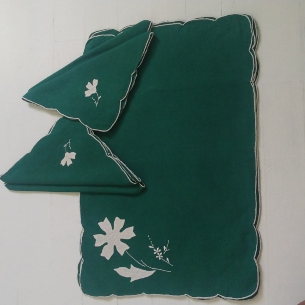 4 Vintage Green and Floral Placemats and 4 Napkins